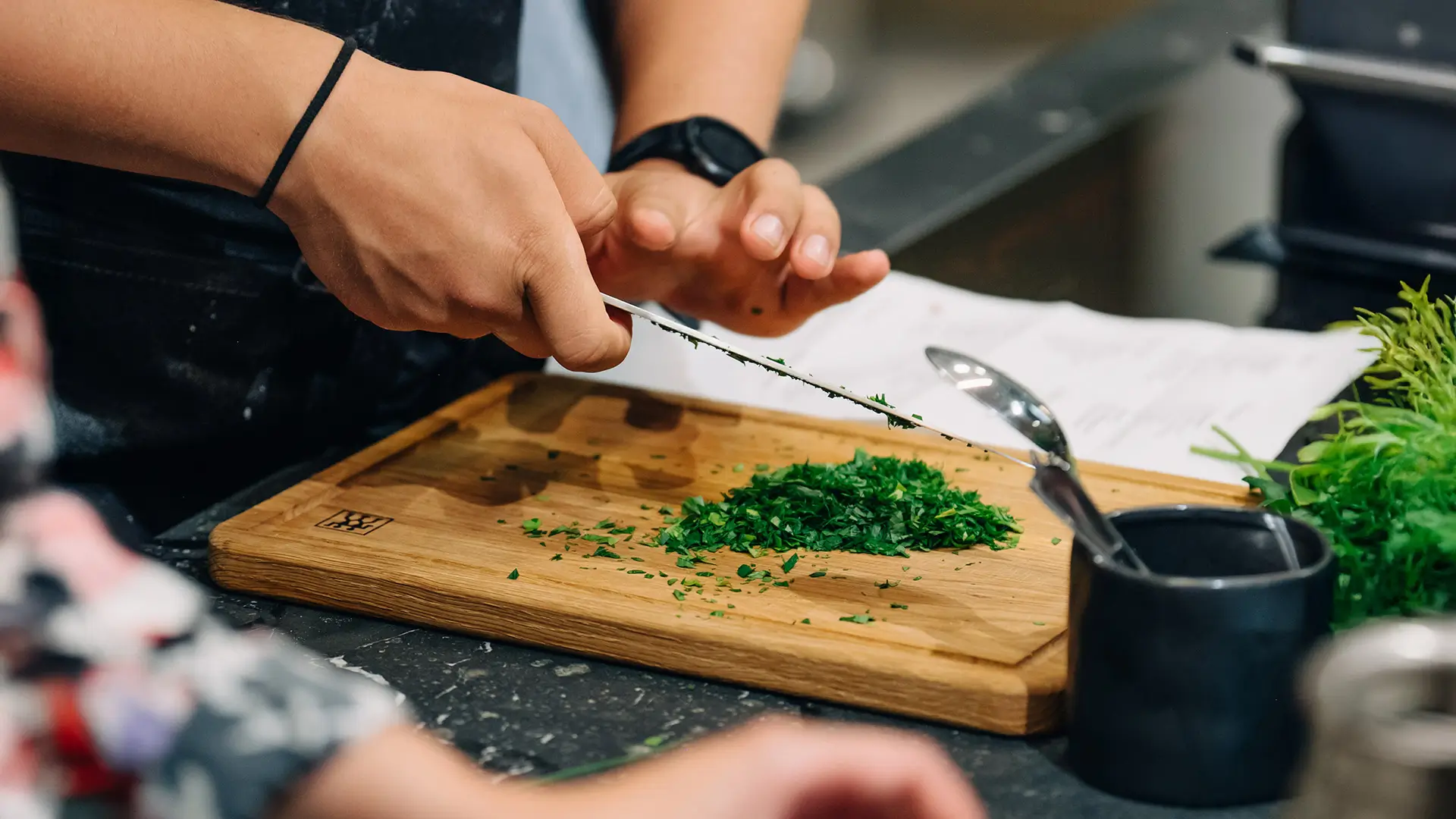 kochberater mit messer am essen vorbereiten