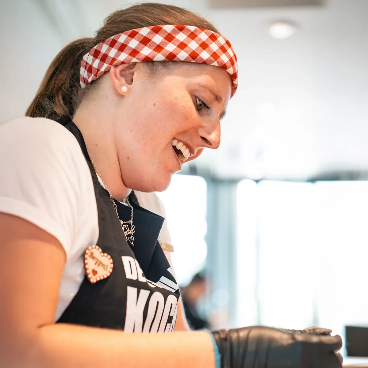 kochberater am lachen beim essen vorbereiten