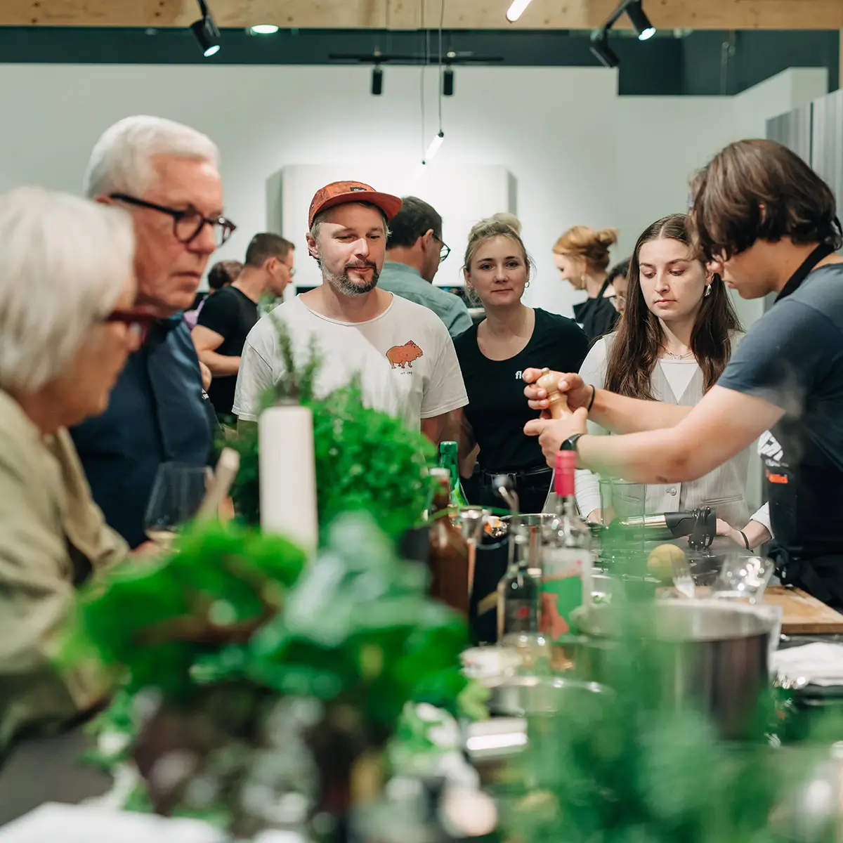zuschauer bei kochevent mit kochberater