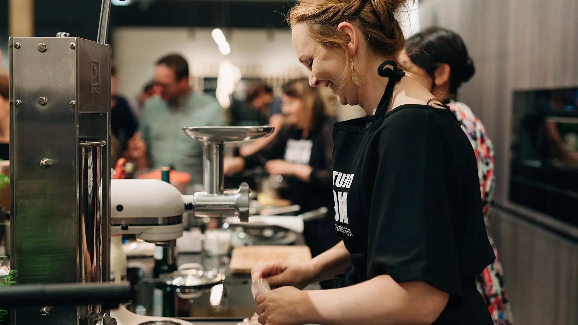 kochberater am essen vorbereiten beim event