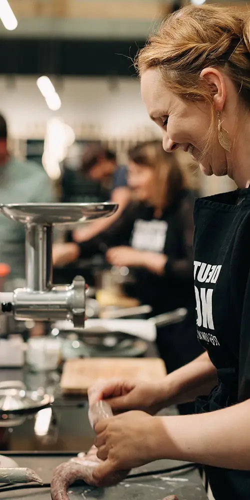 kochberater am essen vorbereiten beim event