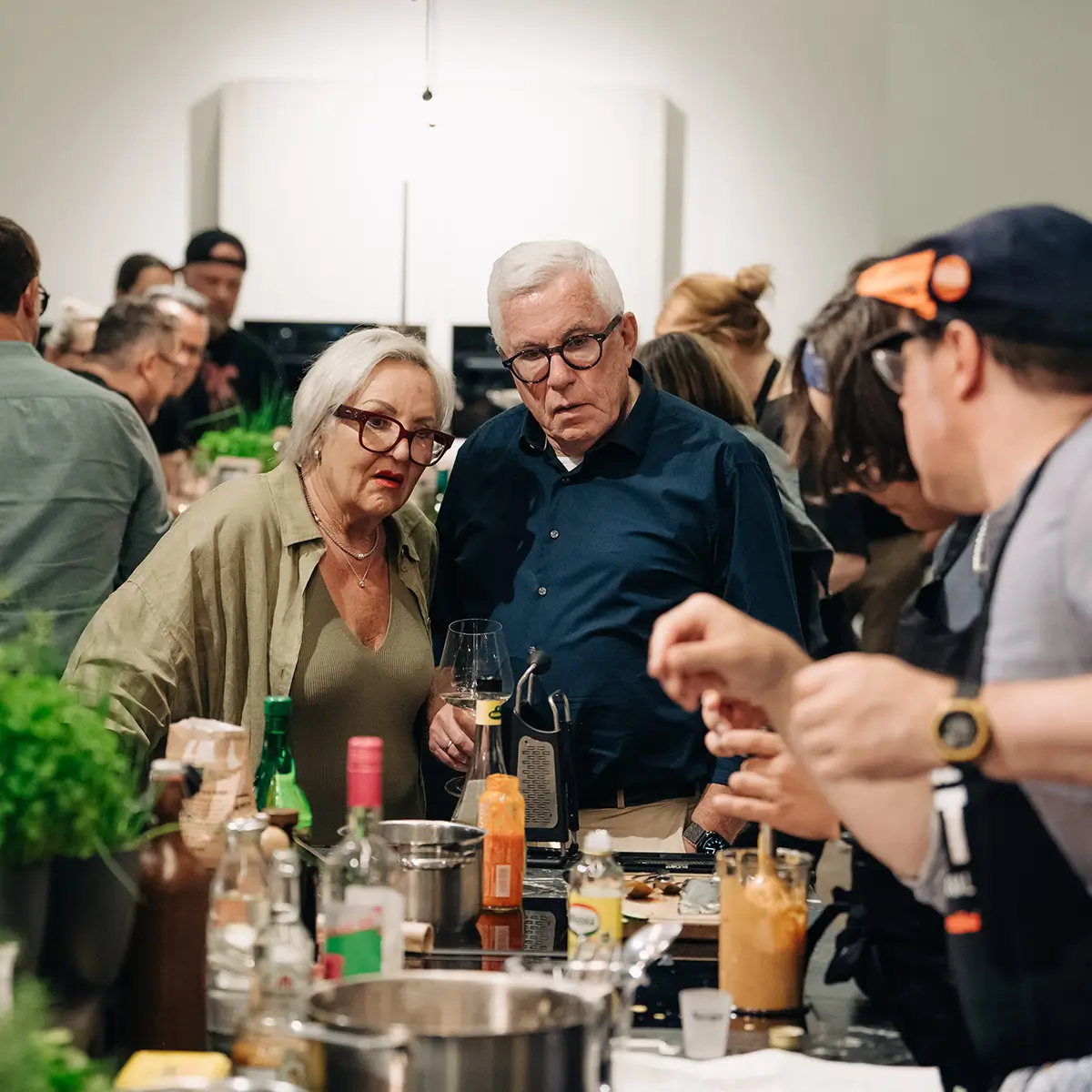 zuschauer beim kochevent beim essen vorbereiten